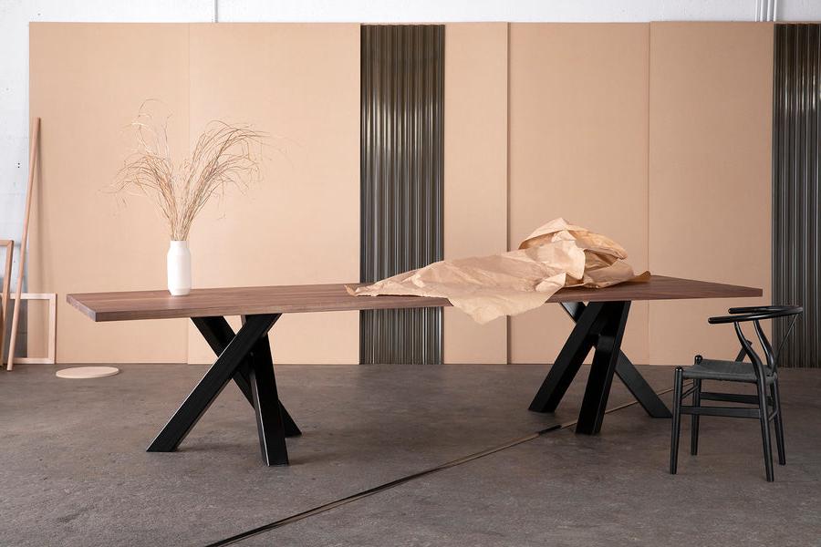 钢制桌腿的木质餐桌