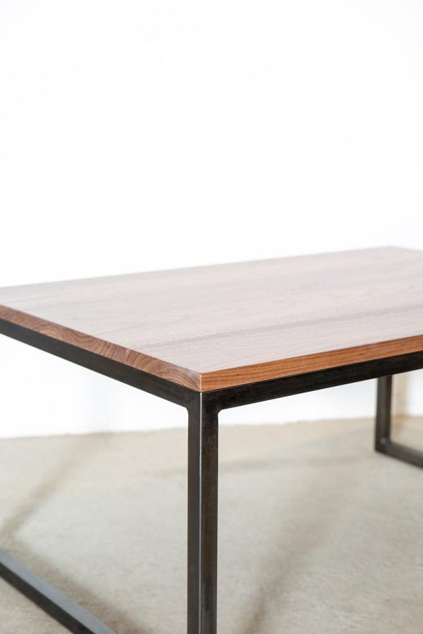 胡桃木的现代咖啡桌