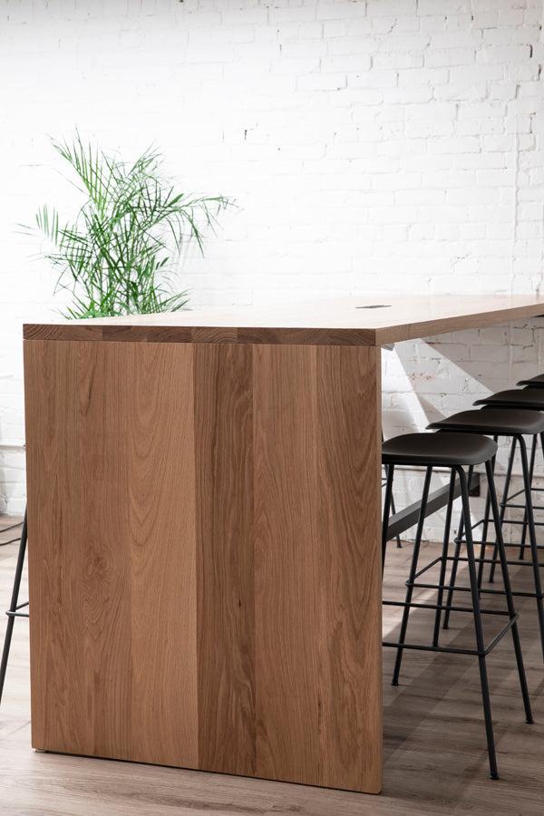木制公用桌子