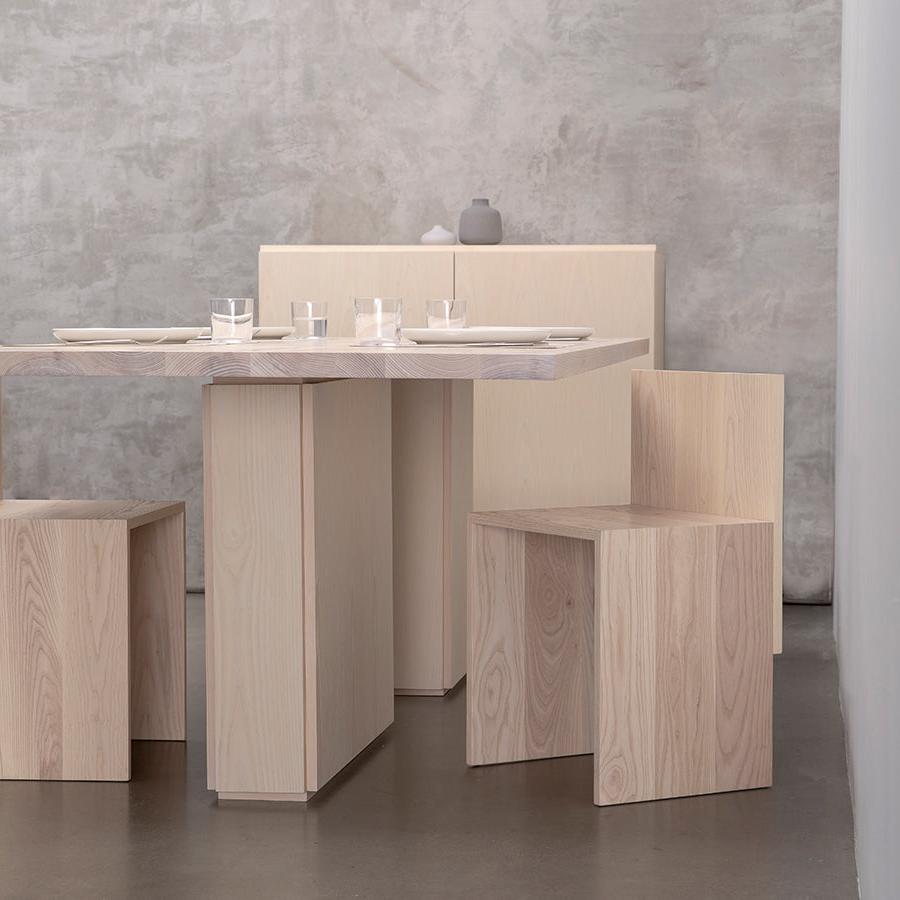 极简主义的餐桌、椅子和储物柜