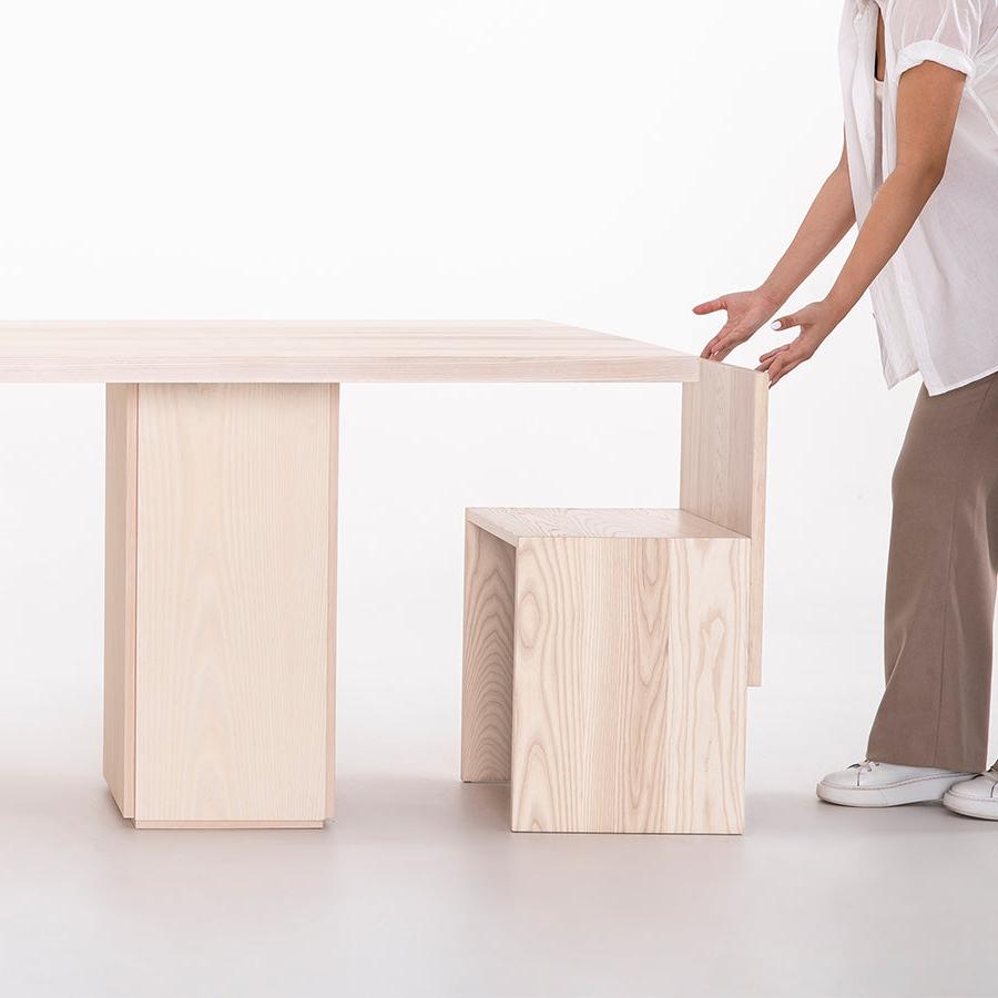 极简的木质桌椅